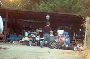 가리도 부부의 콘트라 코스타 자택 뒷마당을 수색하는 수사관들