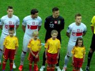 뵈니슈(왼쪽 두 번째)가 UEFA 유로 2012에서 러시아와의 경기를 앞두고 정렬하고 있다.