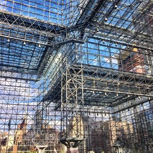 금속 및 유리 건물 외관, 2017