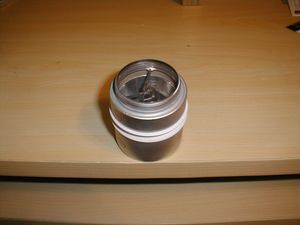 비디오 프로젝터의 2kW 세라믹 제논 램프. 주변을 둘러싼 두 개의 금속 밴드에 방열판 한 쌍이 고정되어 있으며, 이는 램프 전극에 전원을 공급하는 역할도 한다.