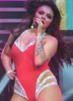 2016년 리틀 믹스의 The Get Weird 투어에서 공연하는 넬슨