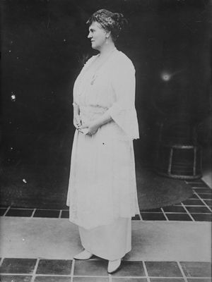 어머니 루크레시아 비숍 "에바" 로버츠 스토테스베리