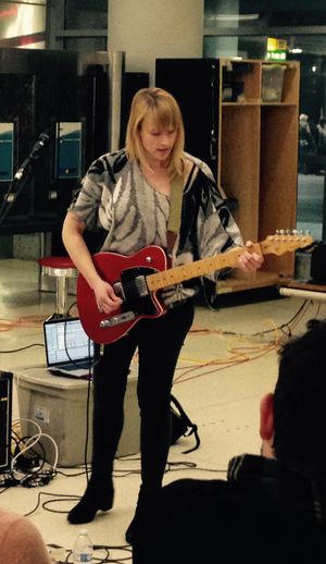 2016년 2월 BWI 공항에서 Flock of Dimes로 공연하는 와스너