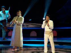 젤코 욕시모비치가 2004년 유로비전 송 콘테스트에서 세르비아 몬테네그로를 위해 "Lane Moje"를 부르는 모습. 이스탄불, 터키.