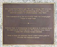 베를린에 있는 하툰 쉬뤼cü를 기리는 기념 동판. 튀르키예 출신의 쿠르드족 여성은 23세의 나이에 오빠들에게 "명예" 살해를 당했습니다.