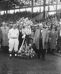 1929년 4월 경기 전 팀을 위해 엘크스 클럽으로부터 꽃을 받은 조 저지 (앞쪽 왼쪽)