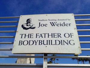 조 와이더의 기증을 기념하는 베니스 비치의 표지판.