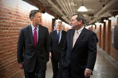 조 도널리 상원의원, 전 상원의원 버치 바이와 그의 아들인 전 인디애나 주지사 겸 상원의원 에반 바이와 함께