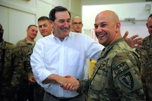 아프가니스탄의 국제 안보 지원군 소속 미국 군인들과 함께 있는 조 도널리