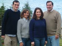 도넬리와 그의 아내, 두 자녀