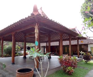 펜도포(pavilion)와 뒤쪽 가옥 모두에 적용된 조글로 지붕 디자인.