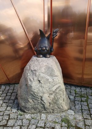 불의 박물관 옆에서 불타는 횃불을 든 조르크(Żorek, 도시의 상징)