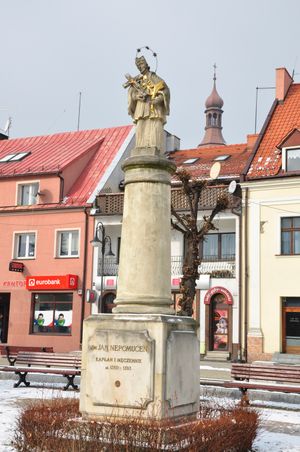 마켓 광장에 있는 성 요한 네포무첸 동상