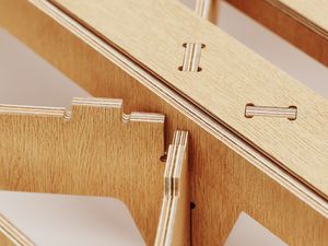 CNC(컴퓨터 수치 제어)로 절단된 합판으로 제작된 오픈 소스 침대 프레임 디자인의 세부 사항.