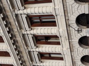 도리스식 건축의 러스트(rustication)를 보여주는 파사드의 디테일