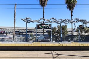 110번 주간고속도로와 역 플랫폼 바로 옆에 있는 110번 캘리포니아주도