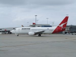 원래의 콴타스 도색으로 시드니 공항에 있는 제트커넥트 보잉 737-300