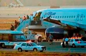 공항 계단 차량을 이용하여 승객들이 하기하고 있다.