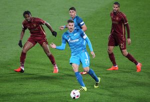 2016년 9월 제니트와의 경기에서 조나타스(가장 오른쪽)