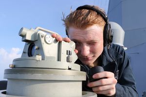 미 해군 수병이 망원 조준기를 사용하고 있다.