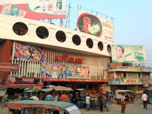 모니하르는 조쇼르 시에 남아있는 마지막 영화관이다.