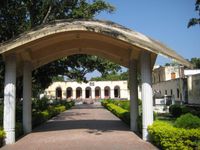 제소르 사가다리 마을에 있는 마이클 마두수단 더타의 집 정문. 이 집은 현재 박물관으로 사용되고 있다.