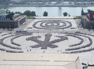 어린이들이 2012년 평양 김일성 광장에서 열병을 연습하며 조선로동당의 문장을 만들고 있다.
