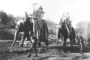 커즌—1899년 11월 28일 산치 토페로의 행렬.