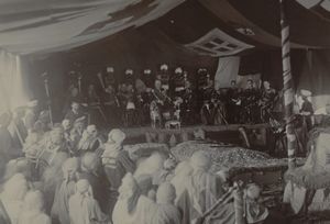 Delhi Durbar}}를 거행하는 커즌 경(옥좌에 앉은 인물)