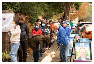 프라이덴버그, 2022년 선거에서 호손의 투표소에서 자원봉사자들과 함께