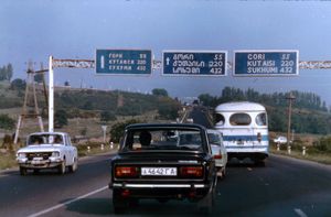 1980년대 초 조지아 소비에트 사회주의 공화국에서 나탁타리 인근의 소련 M27 트빌리시-고리. 표지판의 세 가지 문자를 참고하십시오. 요즘에는 조지아어와 라틴어