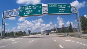 초기에 쿠타이시 우회 도로는 2차선 분리형 고속도로로 완공되었다.