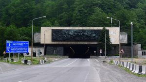 조지아에서 가장 긴 차량 터널인 리코티 터널 북쪽 입구
