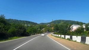 리키 산맥을 통과하는 수라미와 제스타포니 사이의 S1의 전형적인 부분