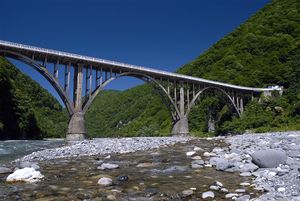 압하스 자치 공화국의 수도 수후미 북쪽에 있는 구미스타 강을 가로지르는 1932년 랜드마크 다리