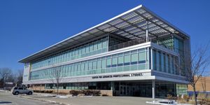 사우스 오버랜드 파크에 있는 블루 밸리 첨단 전문 연구 센터 학교 입구