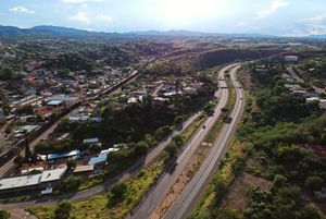 I-19는 노갈레스 남쪽 종점 바로 서쪽에서 평면 교차 분리 고속도로가 된다. 미국-멕시코 국경은 주간 고속도로 바로 남쪽에 있다(이미지 왼쪽).