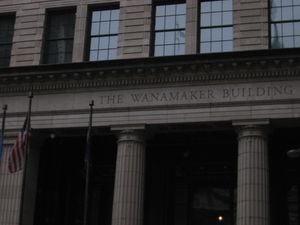 2013년 11월 13번가와 마켓 스트리트에 위치한 와너메이커 빌딩