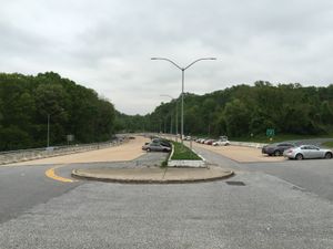 메릴랜드 주 MD&nbsp;122 근처의 파크 앤드 라이드 시설에 위치한 MD&nbsp;570 (구 I-70)의 동쪽 종점