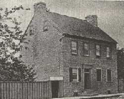 1835년 맥도널드가 첫 법률 사무소를 개장한 지 몇 달 후에 그는 가족 (부모와 누이들)과 함께 킹스턴의 리도 스트리트에 이 2와 1/2층 석조집으로 이주하였다.