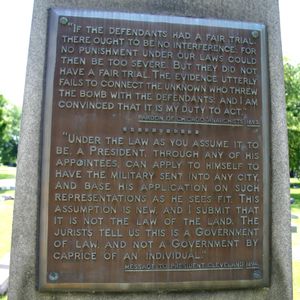 시카고 업타운의 그레이스랜드 묘지에 있는 올트겔드의 묘비