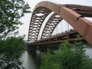 타데우스 코시치우스코 다리는 I-87(노스웨이)을 올버니 북쪽의 모호크 강 위로 연결합니다.