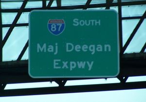 메이저 디건 고속도로 북쪽 종점의 오버헤드 표지판