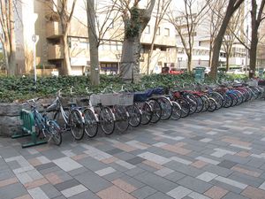 보도를 활용한 일본의 자전거 주차장