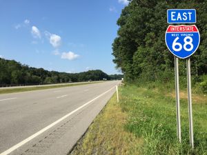 웨스트버지니아주 프레스턴 카운티에 있는 WV 26 동쪽의 I-68을 따라 동쪽으로 바라본 모습