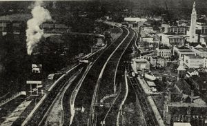 1969년, 스프링필드를 코네티컷 강에서 분리하는 고가도로가 완공된 직후의 91번 주간고속도로. 세인트 조셉 교회와 종탑이 전경에 보이며, 미완성된 타워 스퀘어도 보인다.