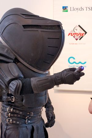  갑옷과 투구를 쓴 주둔의 모습.