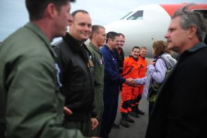 존 호븐, 2012년 8월 5일 알래스카에서 미국 해안 경비대 항공 승무원과 함께