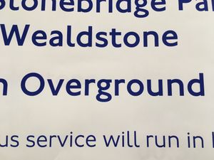 베이커 스트리트 지하철역에서 Johnston 100 글꼴을 사용한 새로운 포스터의 일부로, 소문자 'g'의 대각선 볼과 새로운 'Light' 굵기가 특징이다.