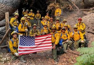 캘리포니아 방위군 CPT 포스터, 주 방위군인 캘리포니아 주 방위군의 장교로, 2020년 캘리포니아 산불 시즌에 주 방위군 및 국방군 소방관을 지휘하는 소방팀 지휘관으로 복무하고 있다.